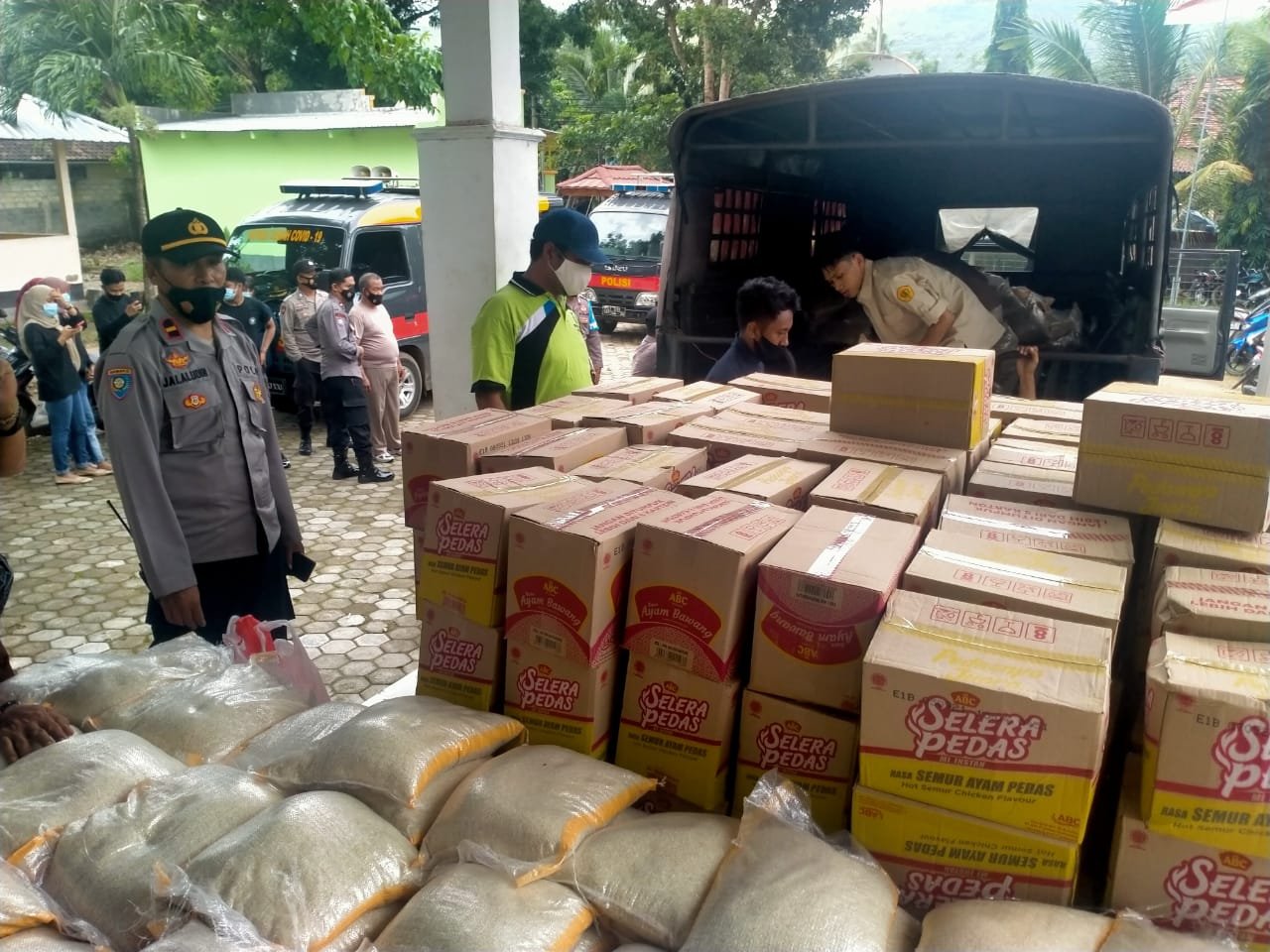 Polda NTB Perhatikan Masyarakat Korban Banjir - SAHABAT POLISI INDONESIA