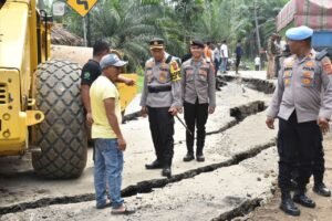 Quick Respon Kapolres Bireuen Bersama Stakeholder terkait Turun Langsung Kelokasi Jalan Longsor